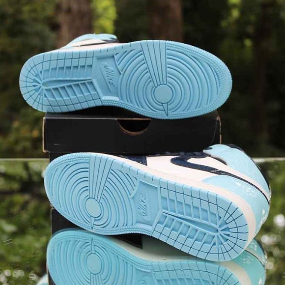 Air Jordan 1 High OG UNC Patent Women’s Size 7 - Picture 12 of 15